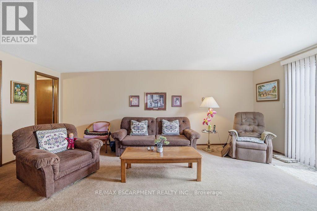 229 East 8Th Street, Hamilton, ON - Indoor Photo Showing Living Room