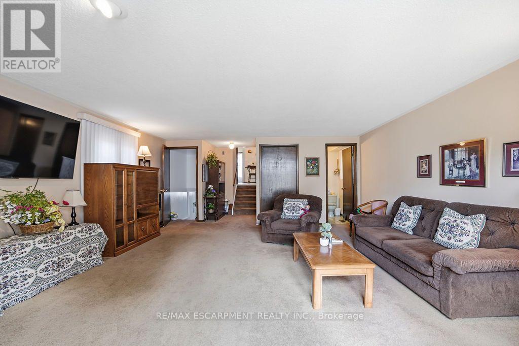 229 East 8Th Street, Hamilton, ON - Indoor Photo Showing Living Room