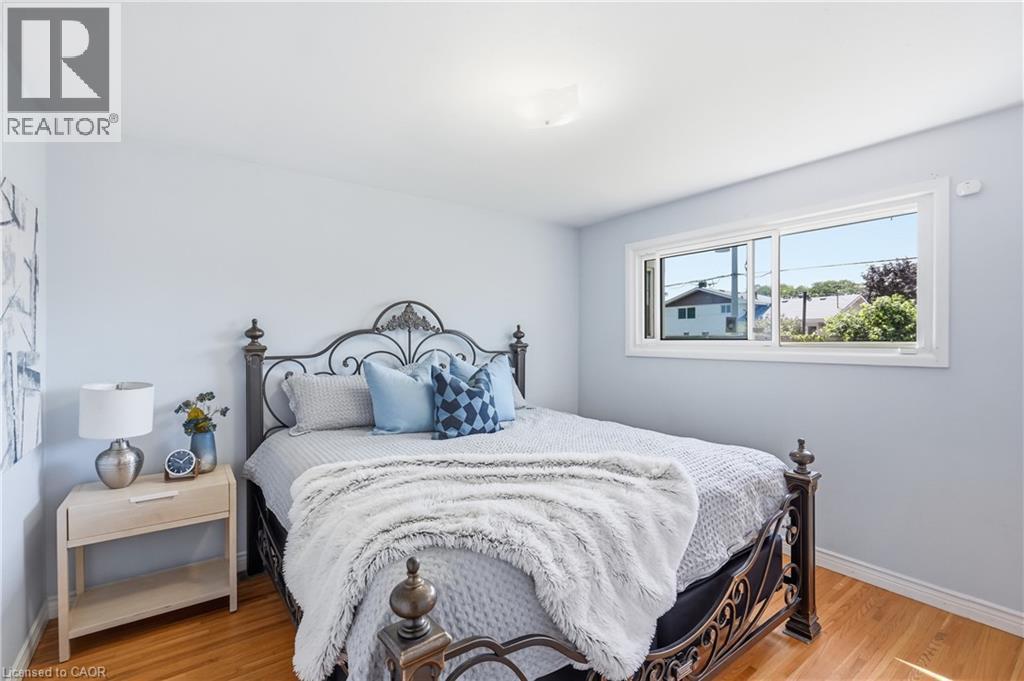 104 Nash Road S, Hamilton, ON - Indoor Photo Showing Bedroom
