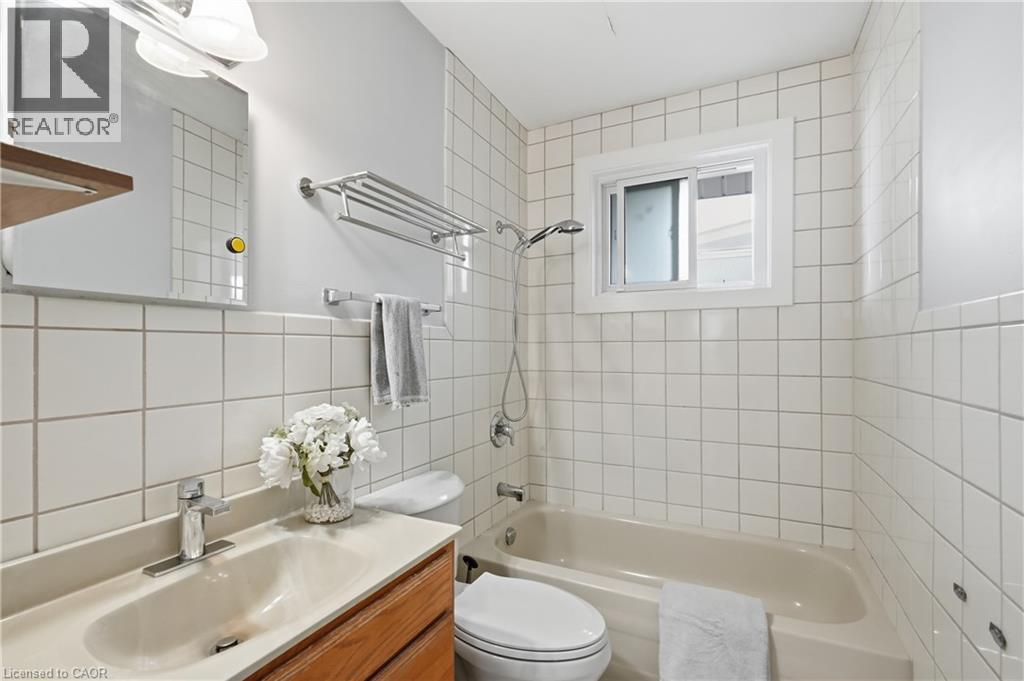104 Nash Road S, Hamilton, ON - Indoor Photo Showing Bathroom