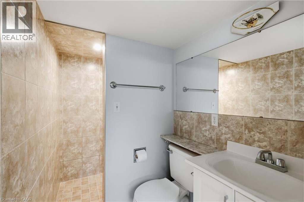 104 Nash Road S, Hamilton, ON - Indoor Photo Showing Bathroom