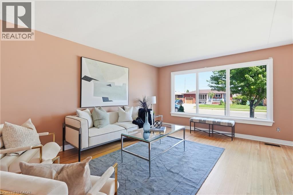 104 Nash Road S, Hamilton, ON - Indoor Photo Showing Living Room
