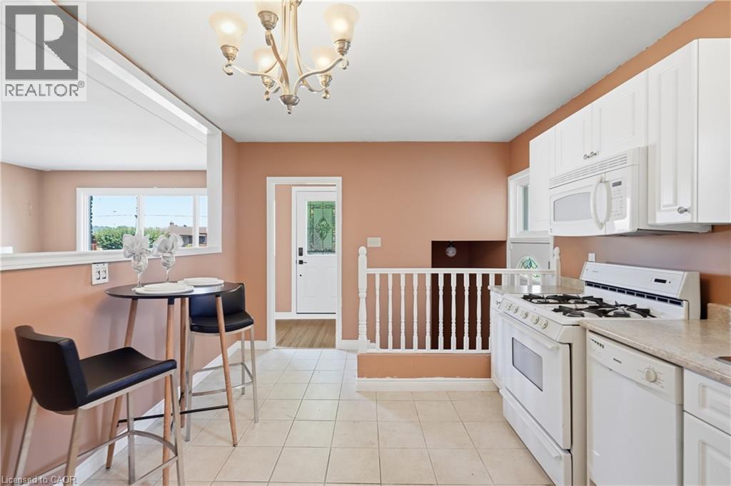 104 Nash Road S, Hamilton, ON - Indoor Photo Showing Kitchen