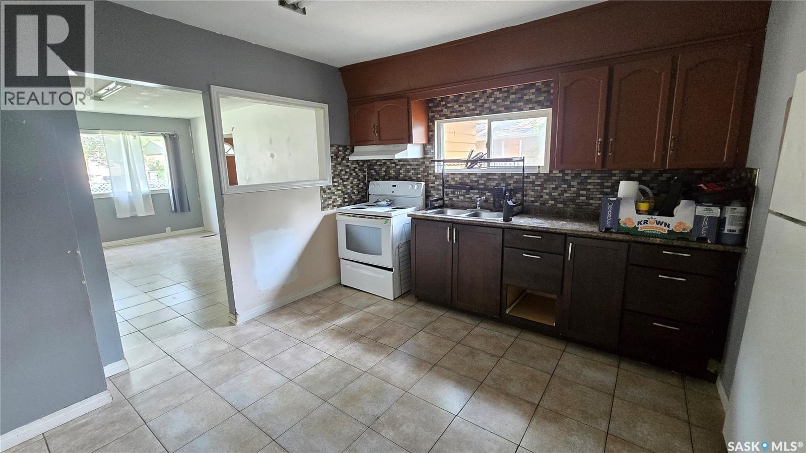 728 Argyle Street, Regina, SK - Indoor Photo Showing Kitchen With Double Sink