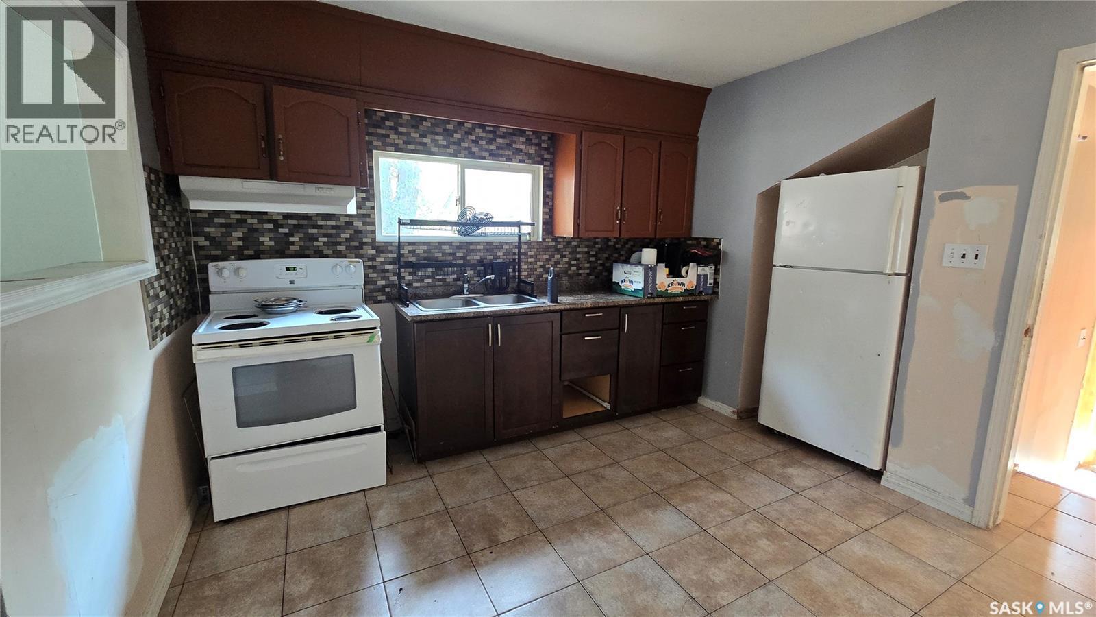 728 Argyle Street, Regina, SK - Indoor Photo Showing Kitchen With Double Sink