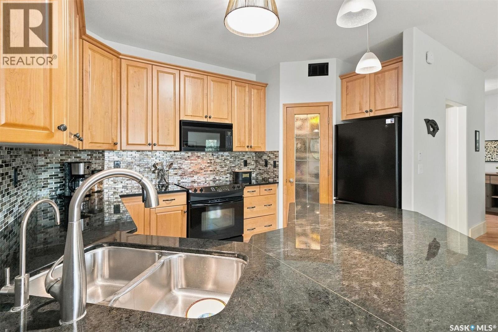 111 655 Kenderdine Road, Saskatoon, SK - Indoor Photo Showing Kitchen With Double Sink With Upgraded Kitchen