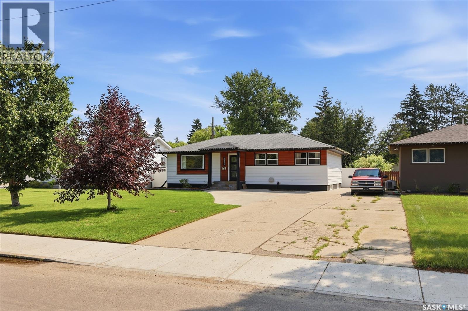 2321 Mckinnon Avenue S, Saskatoon, SK - Outdoor