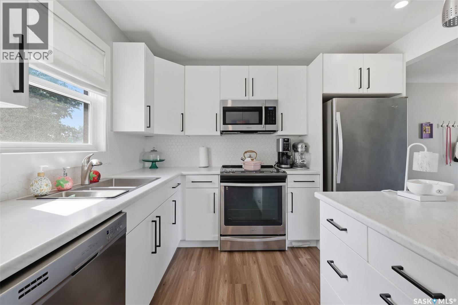 2321 Mckinnon Avenue S, Saskatoon, SK - Indoor Photo Showing Kitchen With Stainless Steel Kitchen With Double Sink With Upgraded Kitchen