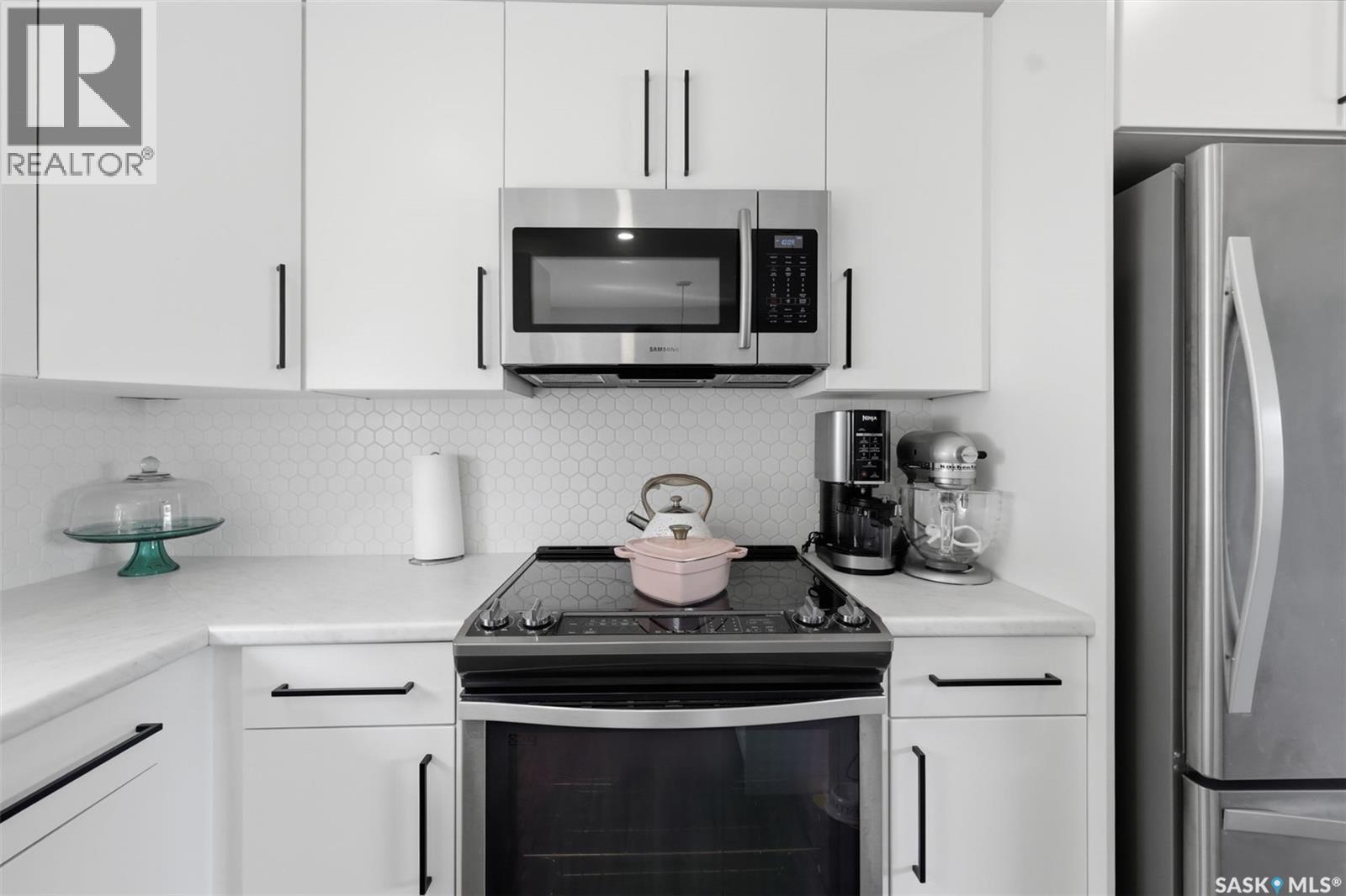 2321 Mckinnon Avenue S, Saskatoon, SK - Indoor Photo Showing Kitchen With Upgraded Kitchen