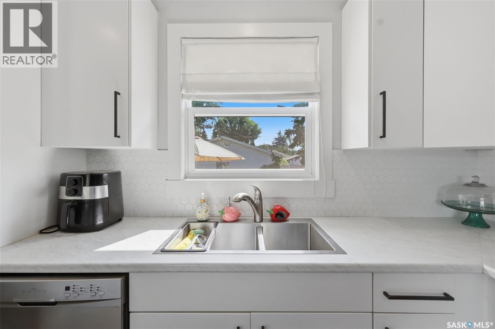 2321 Mckinnon Avenue S, Saskatoon, SK - Indoor Photo Showing Kitchen
