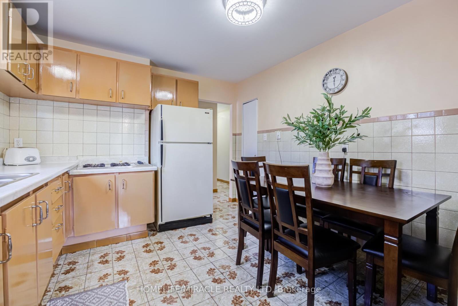 9 Wheatsheaf Crescent, Toronto, ON - Indoor Photo Showing Kitchen