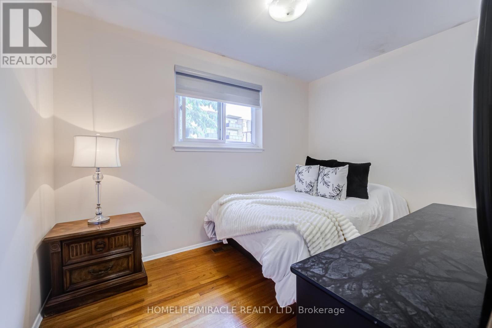 9 Wheatsheaf Crescent, Toronto, ON - Indoor Photo Showing Bedroom