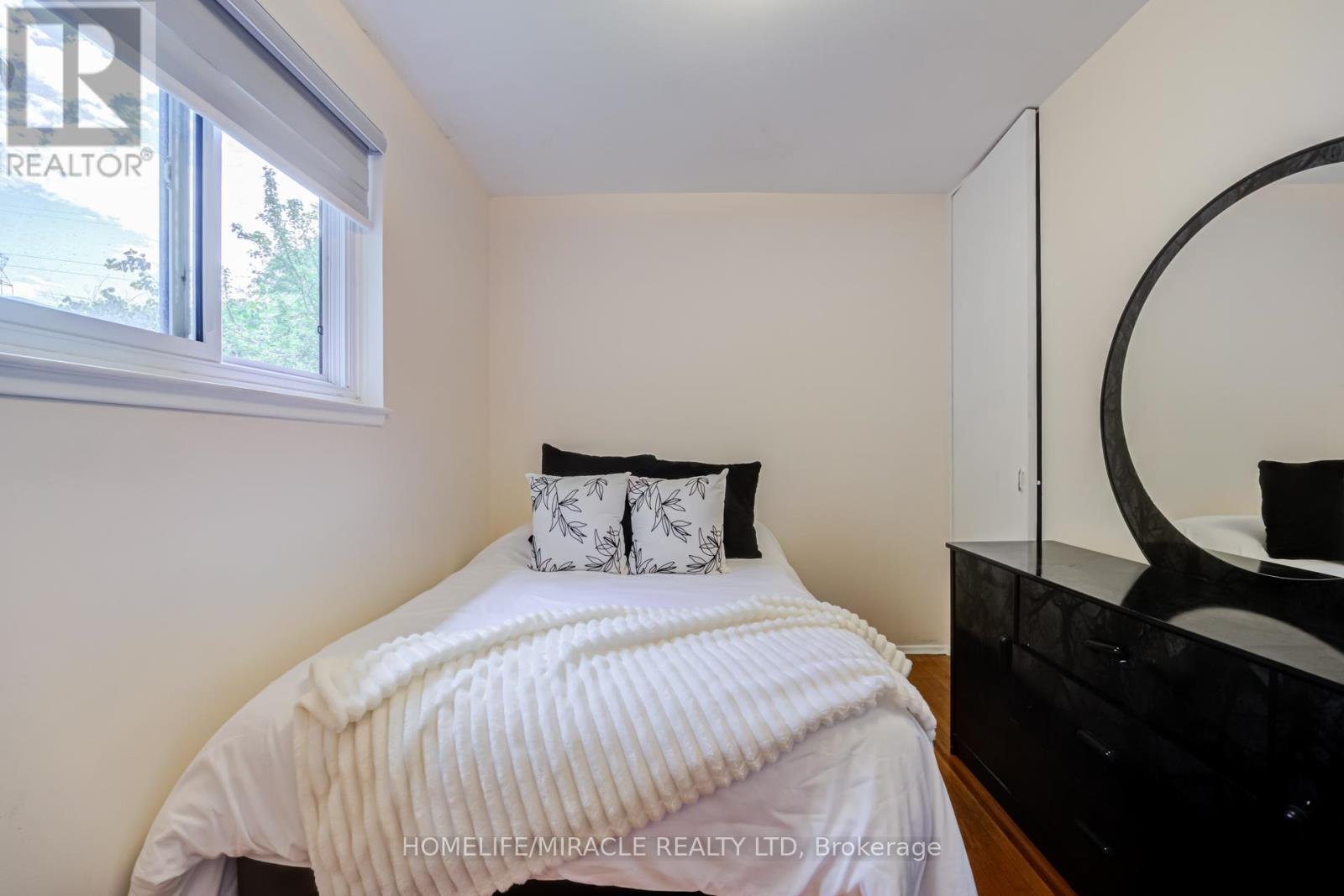9 Wheatsheaf Crescent, Toronto, ON - Indoor Photo Showing Bedroom