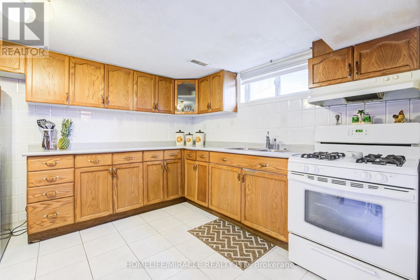 9 Wheatsheaf Crescent, Toronto, ON - Indoor Photo Showing Kitchen
