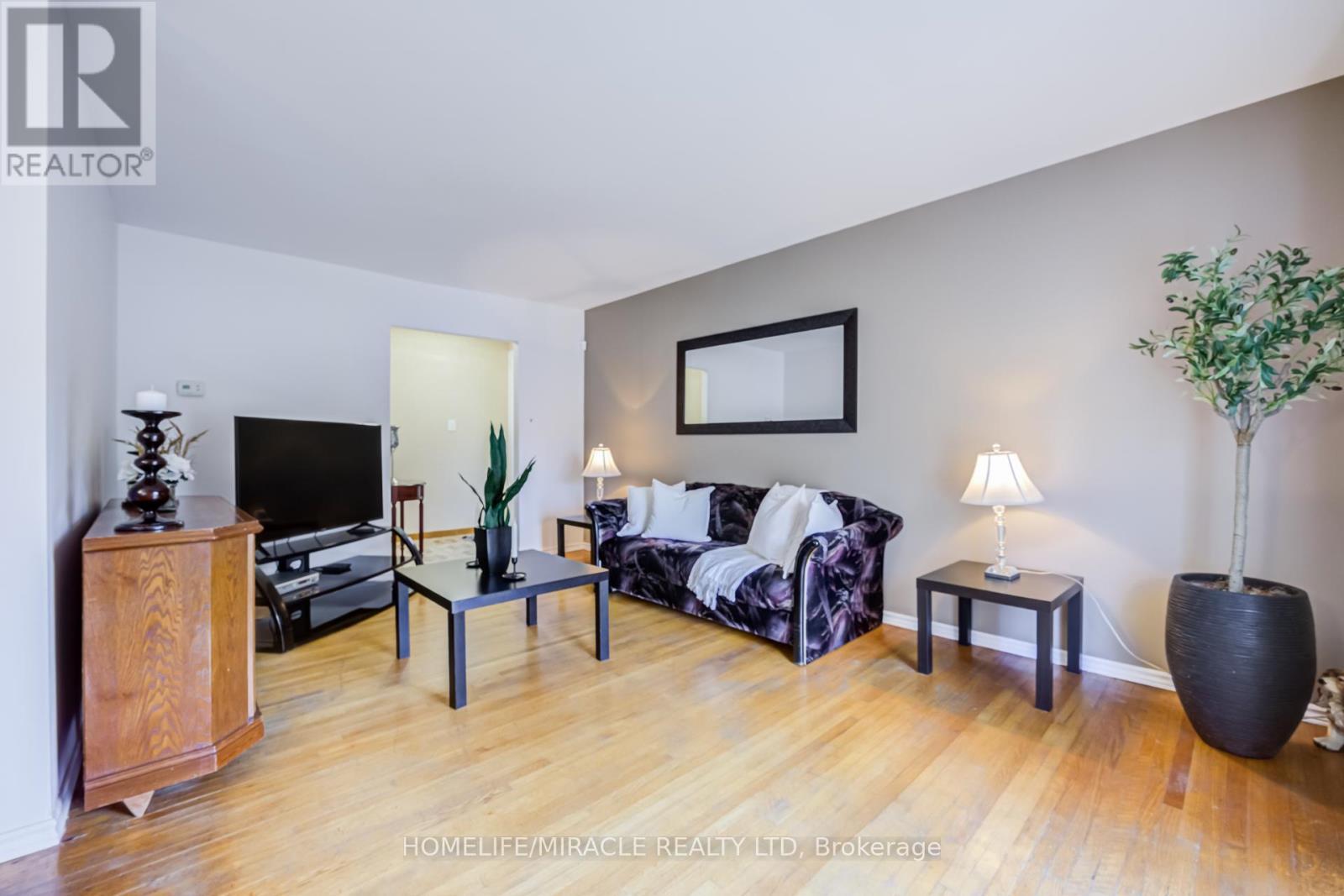 9 Wheatsheaf Crescent, Toronto, ON - Indoor Photo Showing Living Room