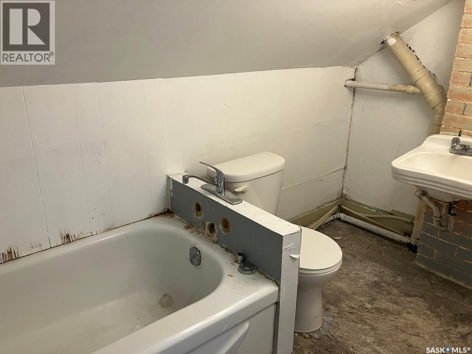 710 9Th Avenue W, Nipawin, SK - Indoor Photo Showing Bathroom