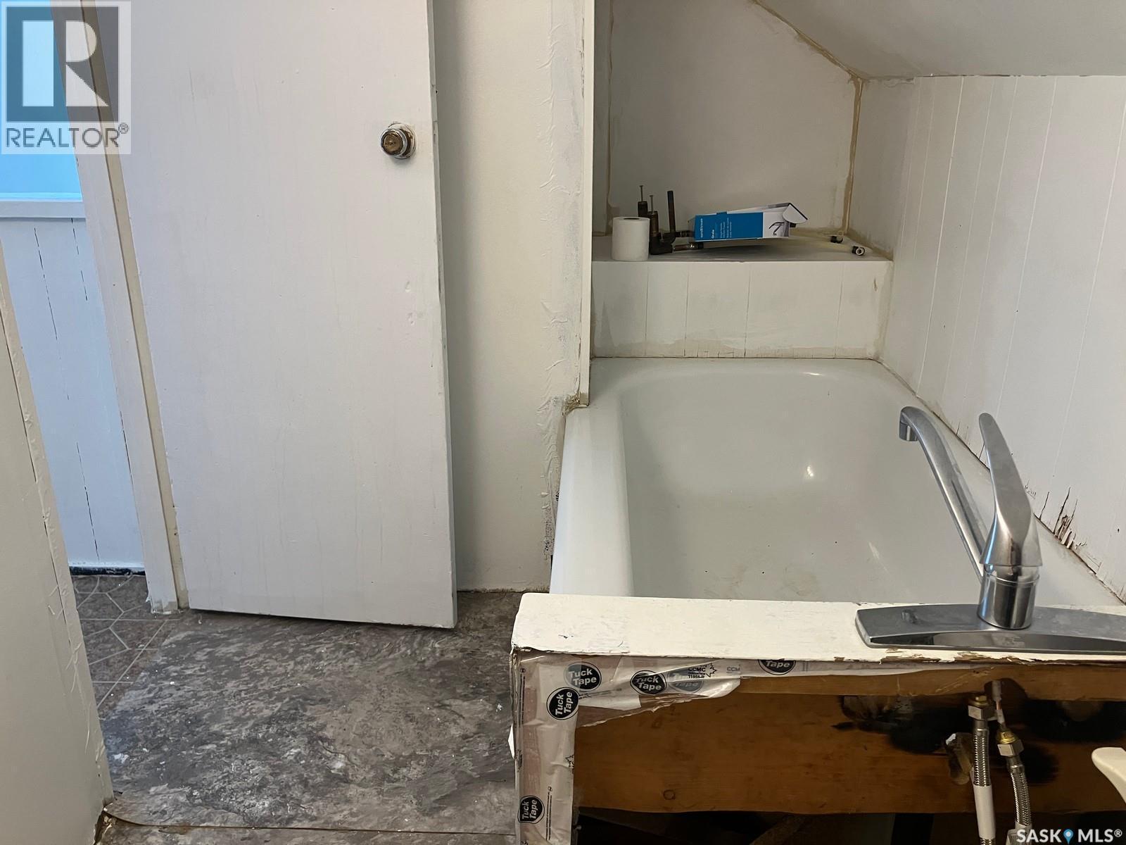 710 9Th Avenue W, Nipawin, SK - Indoor