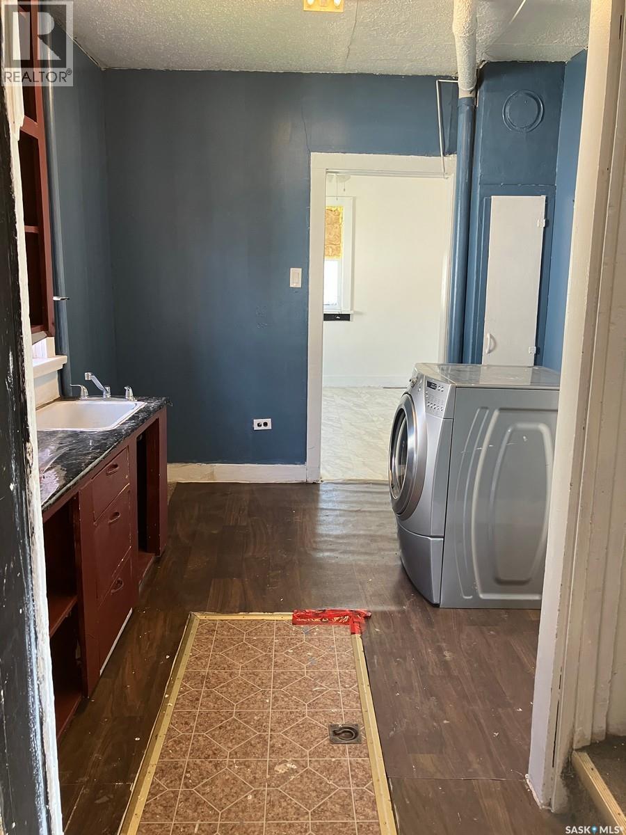 710 9Th Avenue W, Nipawin, SK - Indoor Photo Showing Laundry Room