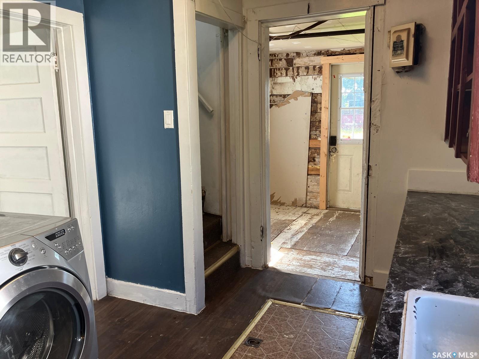 710 9Th Avenue W, Nipawin, SK - Indoor Photo Showing Laundry Room
