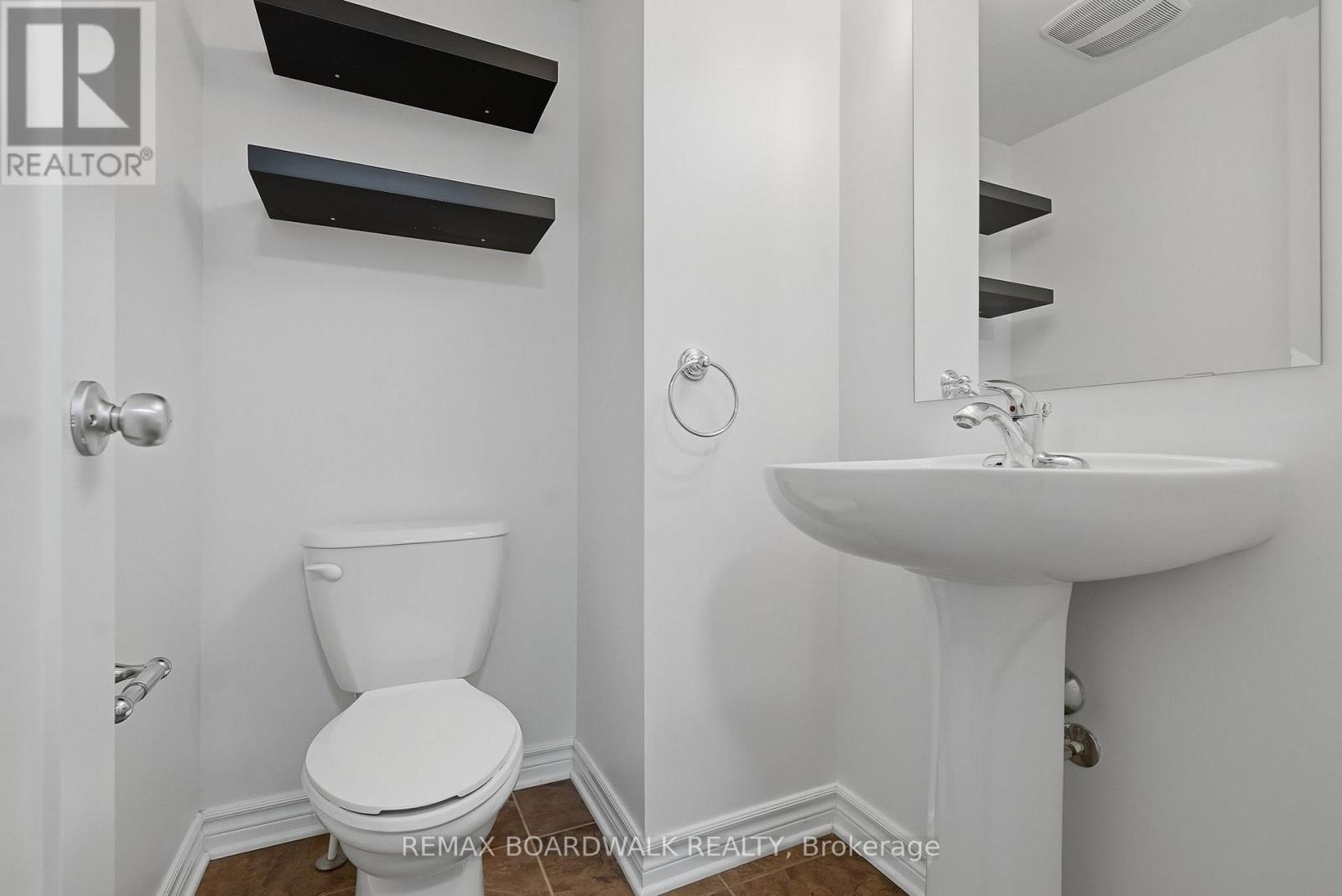Main level powder room - 2330 Esprit Drive, Ottawa, ON - Indoor Photo Showing Bathroom