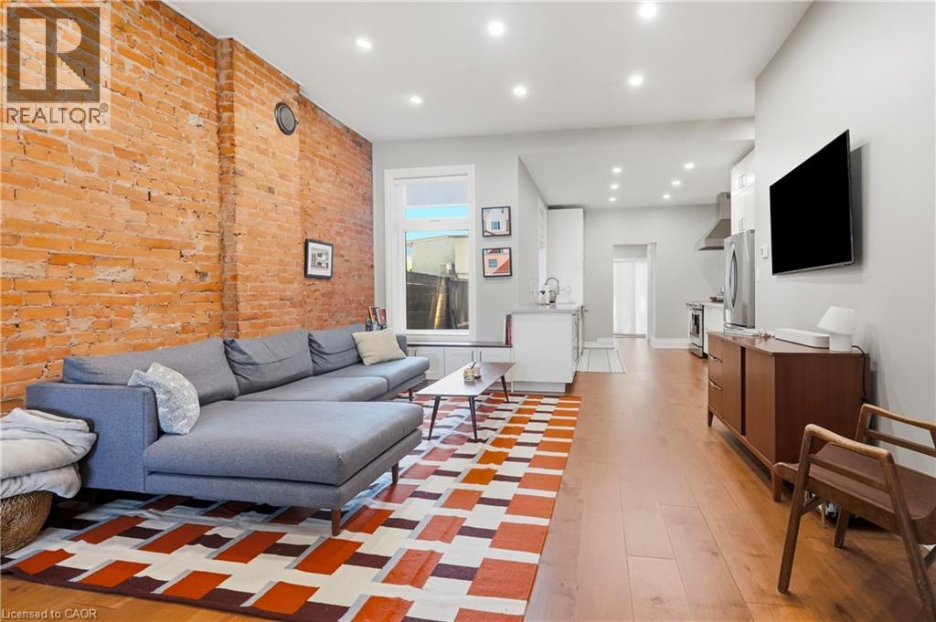 124 Park Street N, Hamilton, ON - Indoor Photo Showing Living Room