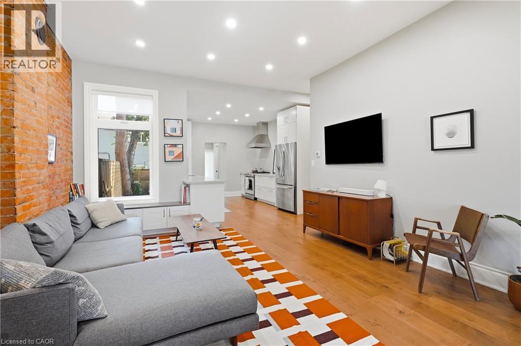 124 Park Street N, Hamilton, ON - Indoor Photo Showing Living Room