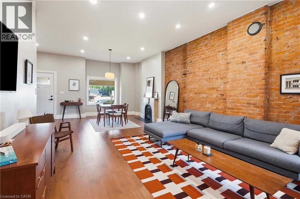 124 Park Street N, Hamilton, ON - Indoor Photo Showing Living Room