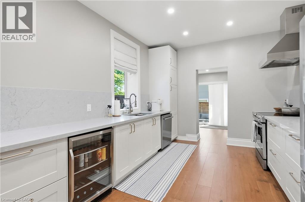 124 Park Street N, Hamilton, ON - Indoor Photo Showing Kitchen