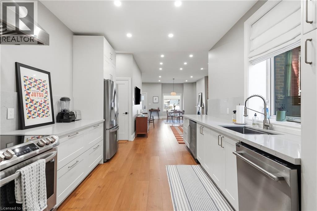 124 Park Street N, Hamilton, ON - Indoor Photo Showing Kitchen With Upgraded Kitchen
