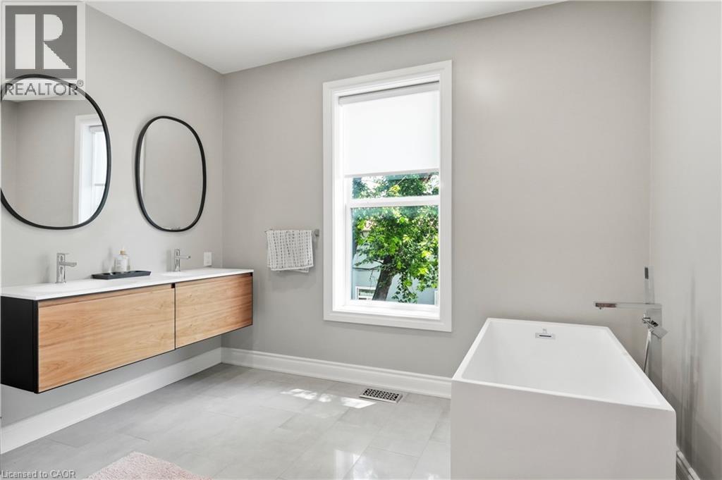 124 Park Street N, Hamilton, ON - Indoor Photo Showing Bathroom