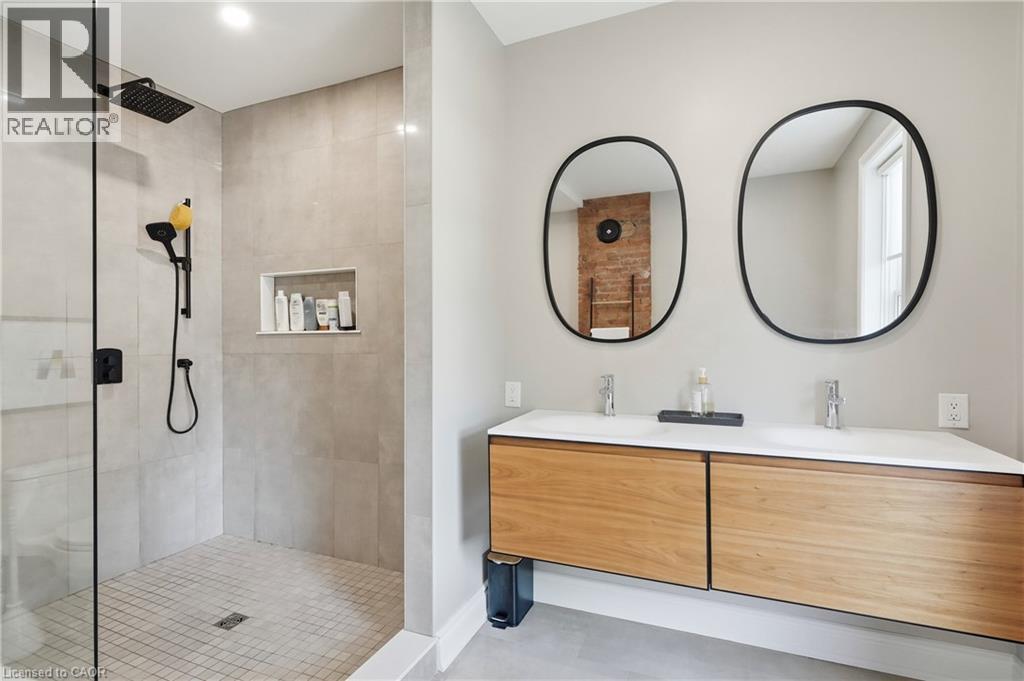 124 Park Street N, Hamilton, ON - Indoor Photo Showing Bathroom