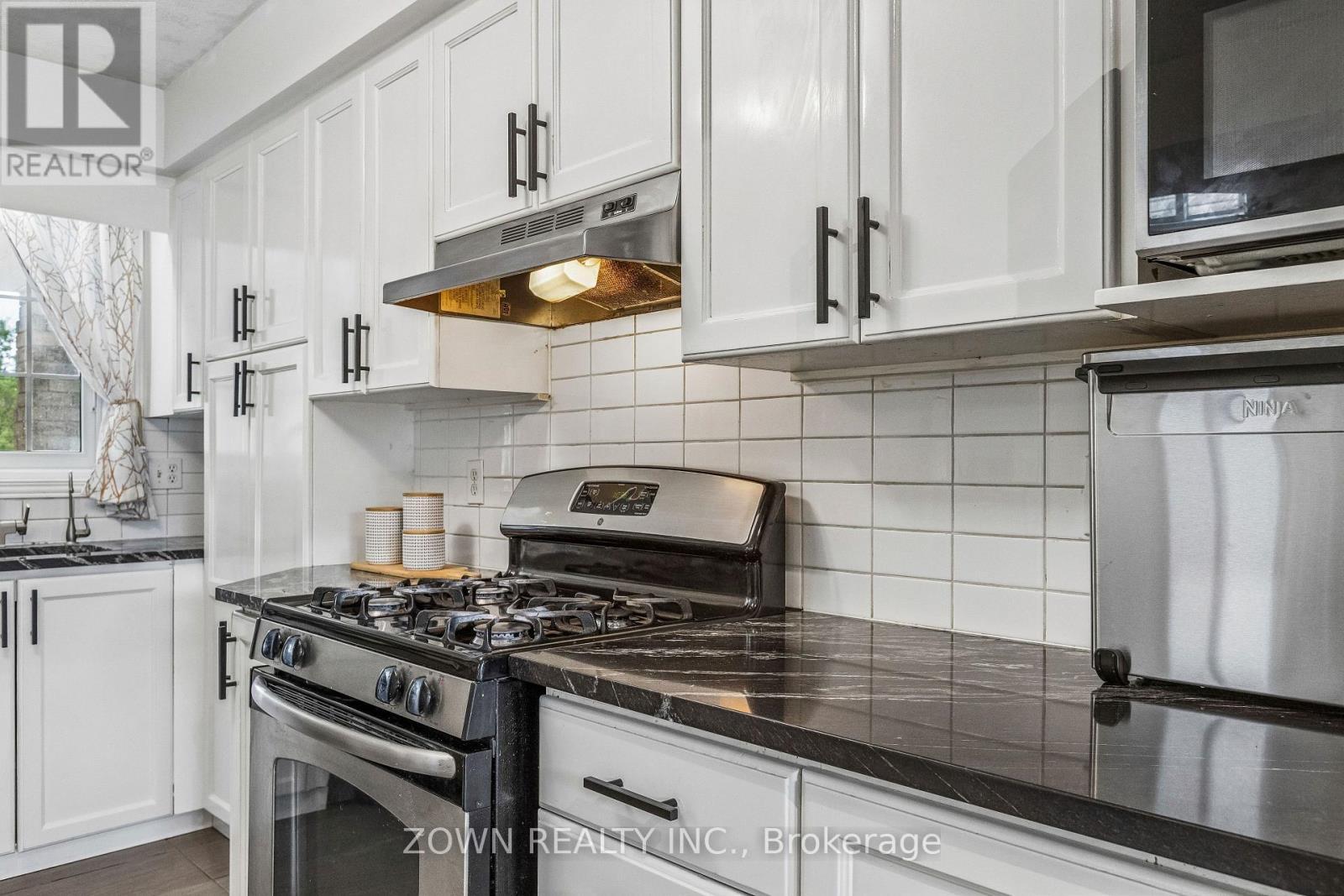 60 Marl Meadow Drive, Kitchener, ON - Indoor Photo Showing Kitchen With Upgraded Kitchen