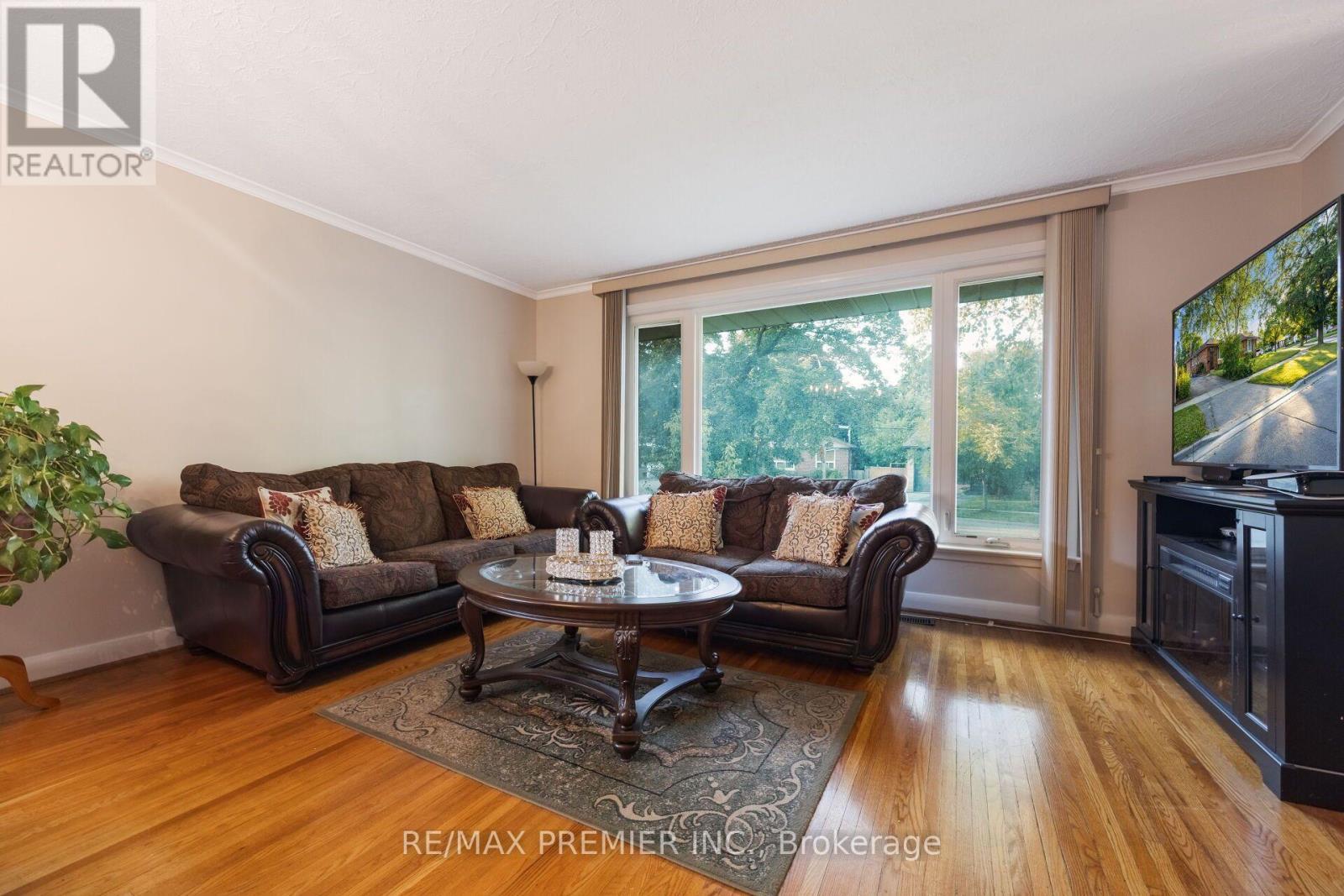 35 Barkwin Drive, Toronto, ON - Indoor Photo Showing Living Room