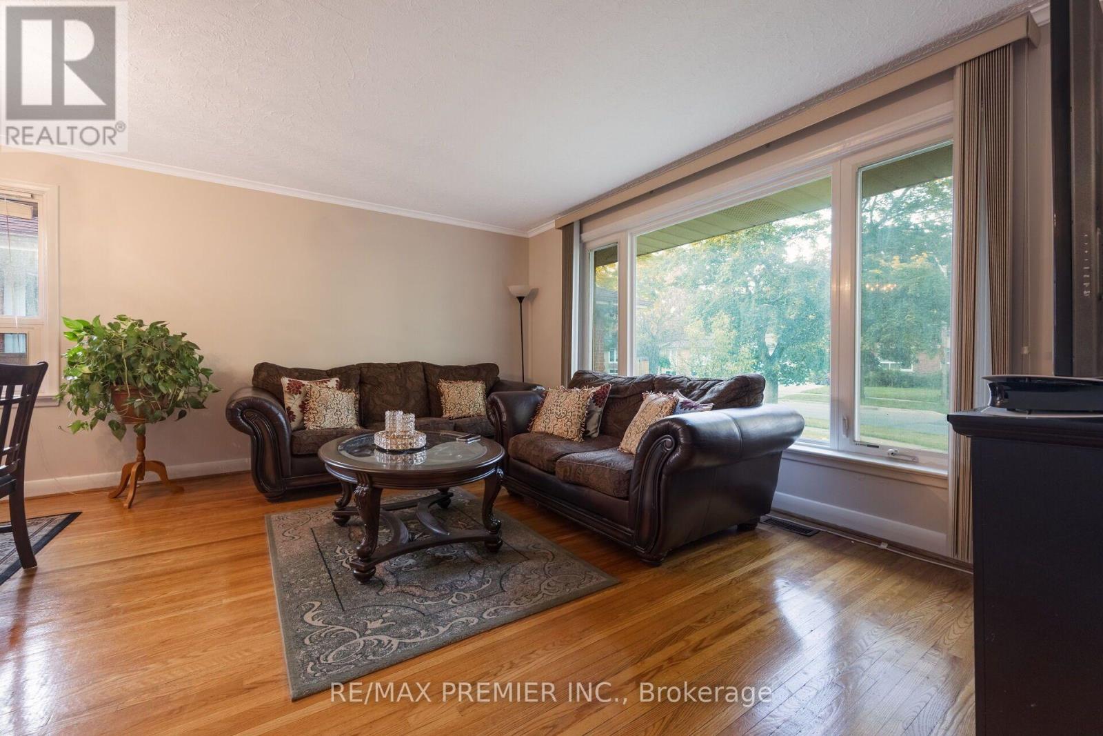 35 Barkwin Drive, Toronto, ON - Indoor Photo Showing Living Room