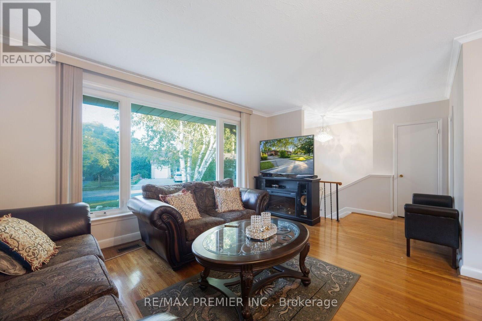 35 Barkwin Drive, Toronto, ON - Indoor Photo Showing Living Room