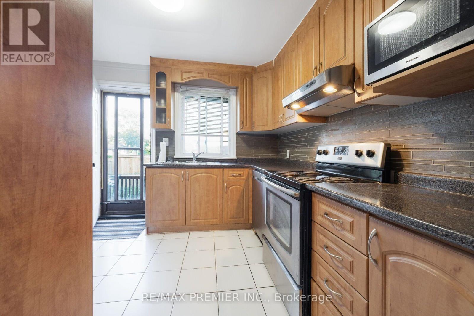 35 Barkwin Drive, Toronto, ON - Indoor Photo Showing Kitchen
