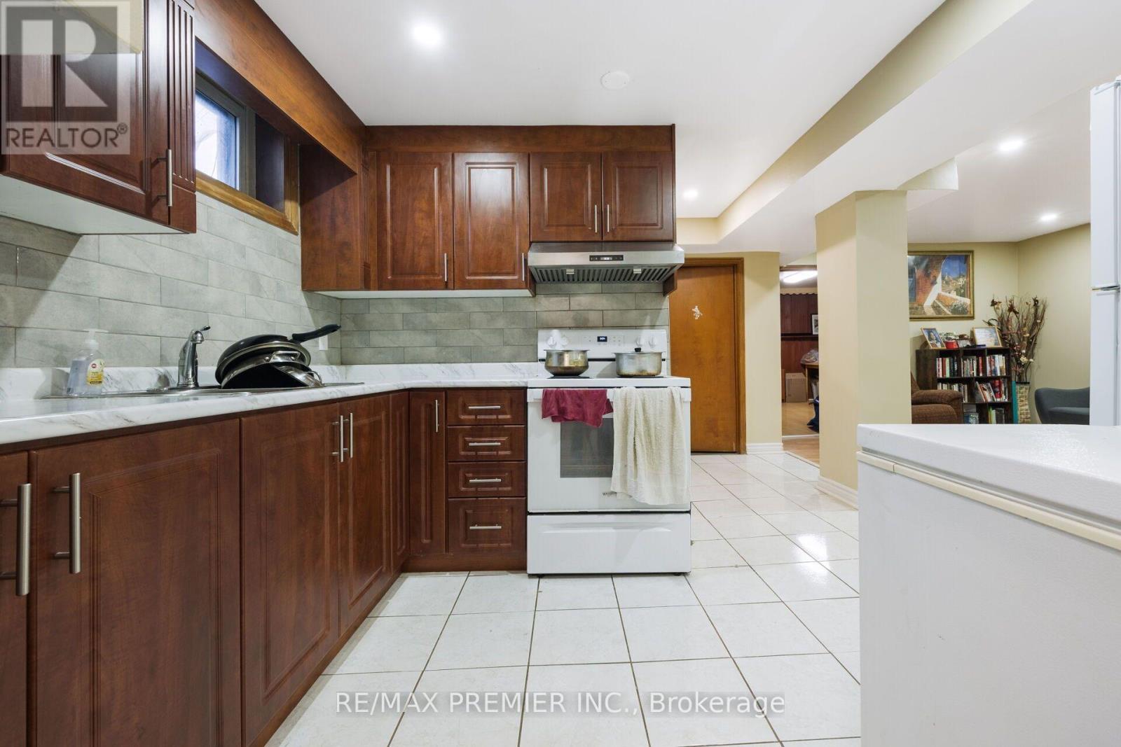 35 Barkwin Drive, Toronto, ON - Indoor Photo Showing Kitchen