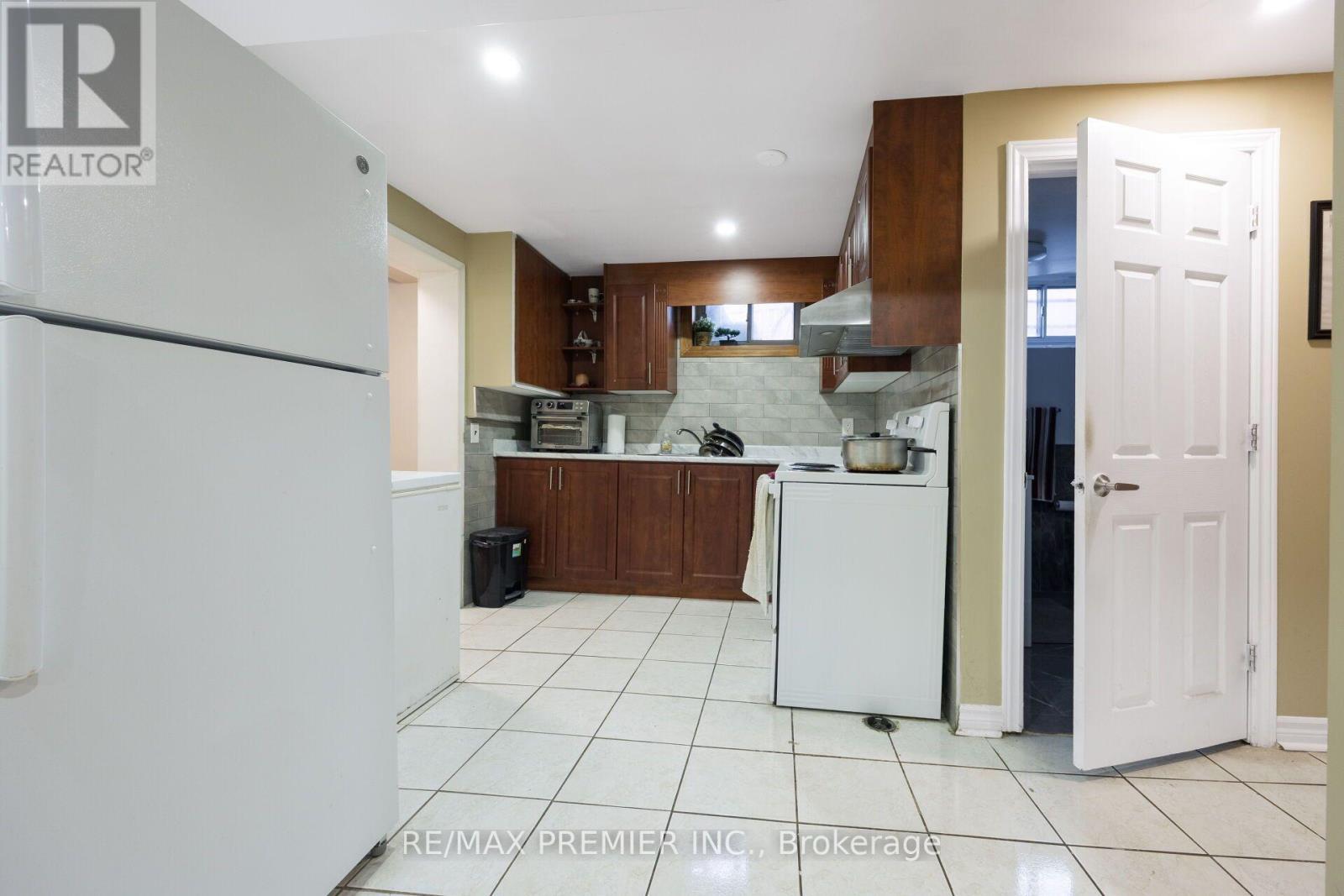 35 Barkwin Drive, Toronto, ON - Indoor Photo Showing Kitchen
