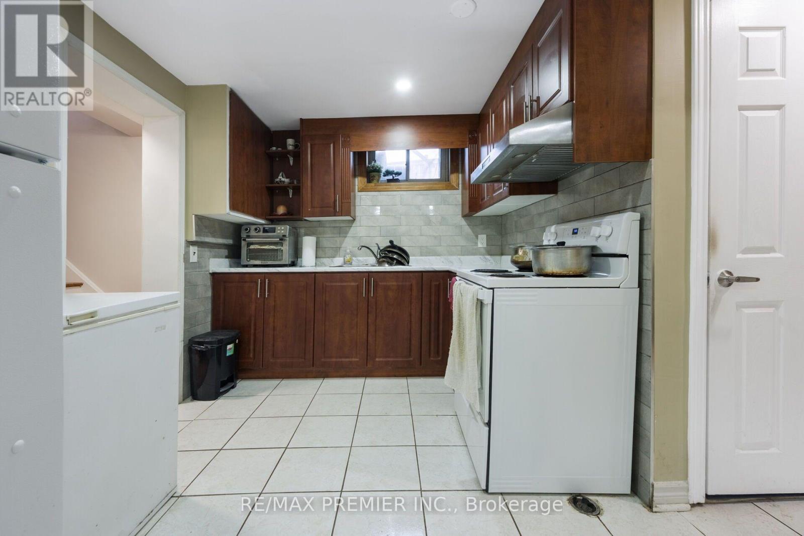 35 Barkwin Drive, Toronto, ON - Indoor Photo Showing Kitchen