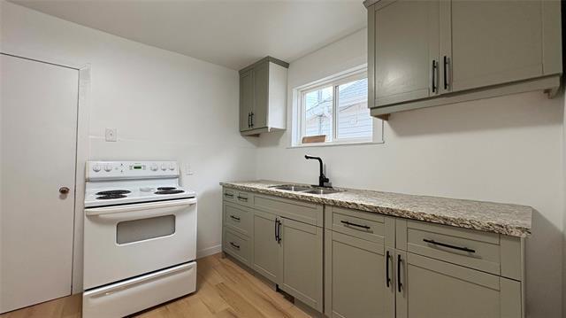 982 Alexander Ave, Winnipeg, MB - Indoor Photo Showing Kitchen With Double Sink