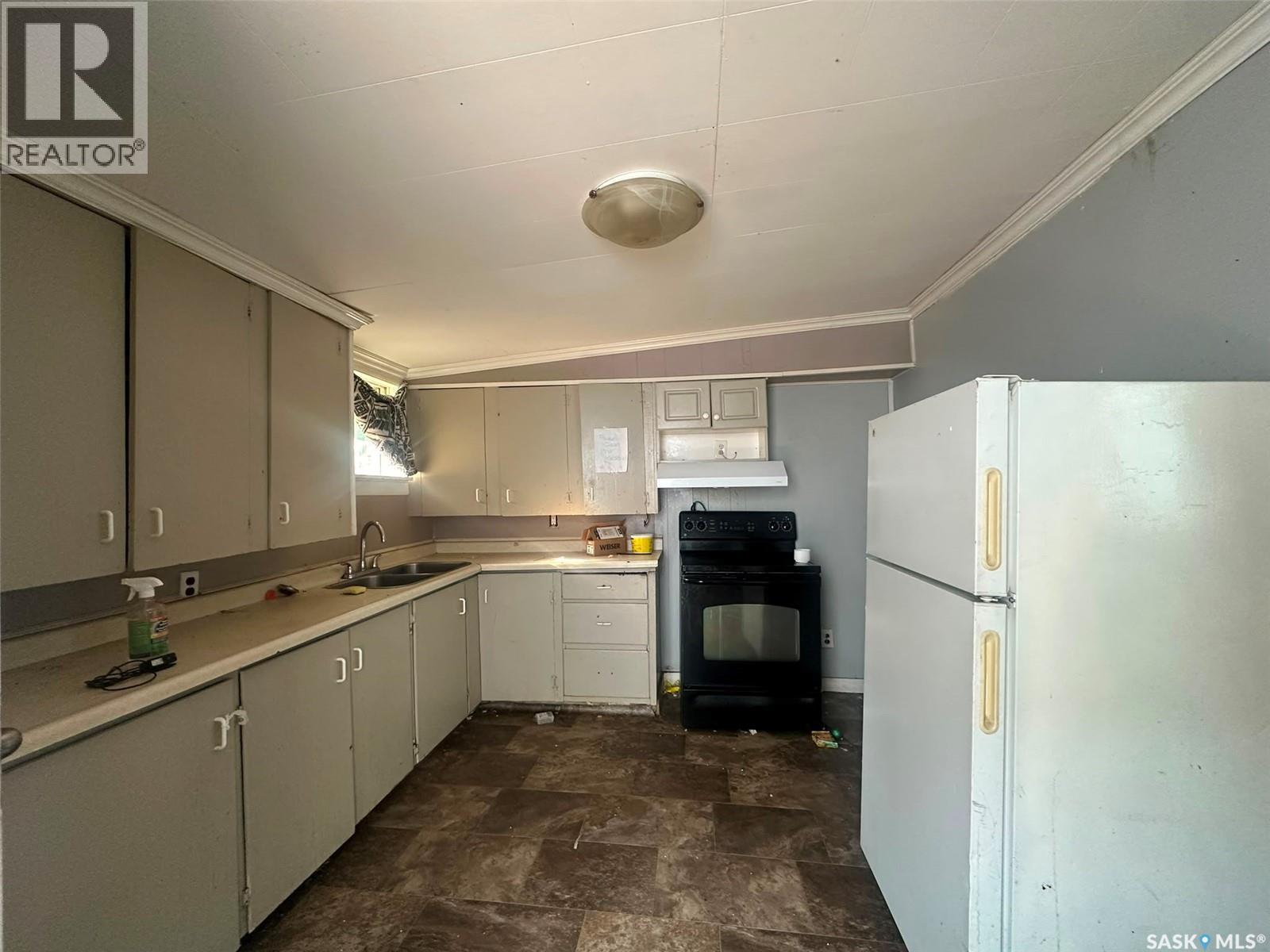 619 L Avenue S, Saskatoon, SK - Indoor Photo Showing Kitchen With Double Sink