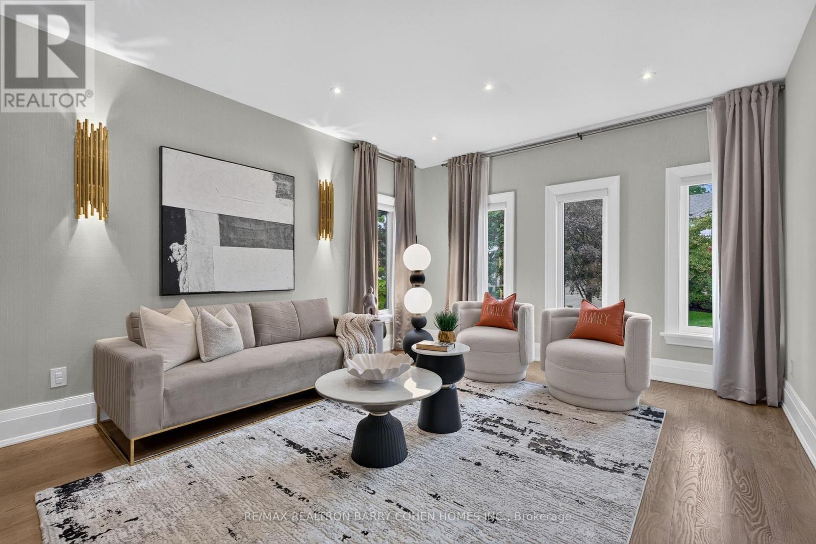 33 Munro Boulevard, Toronto, ON - Indoor Photo Showing Living Room