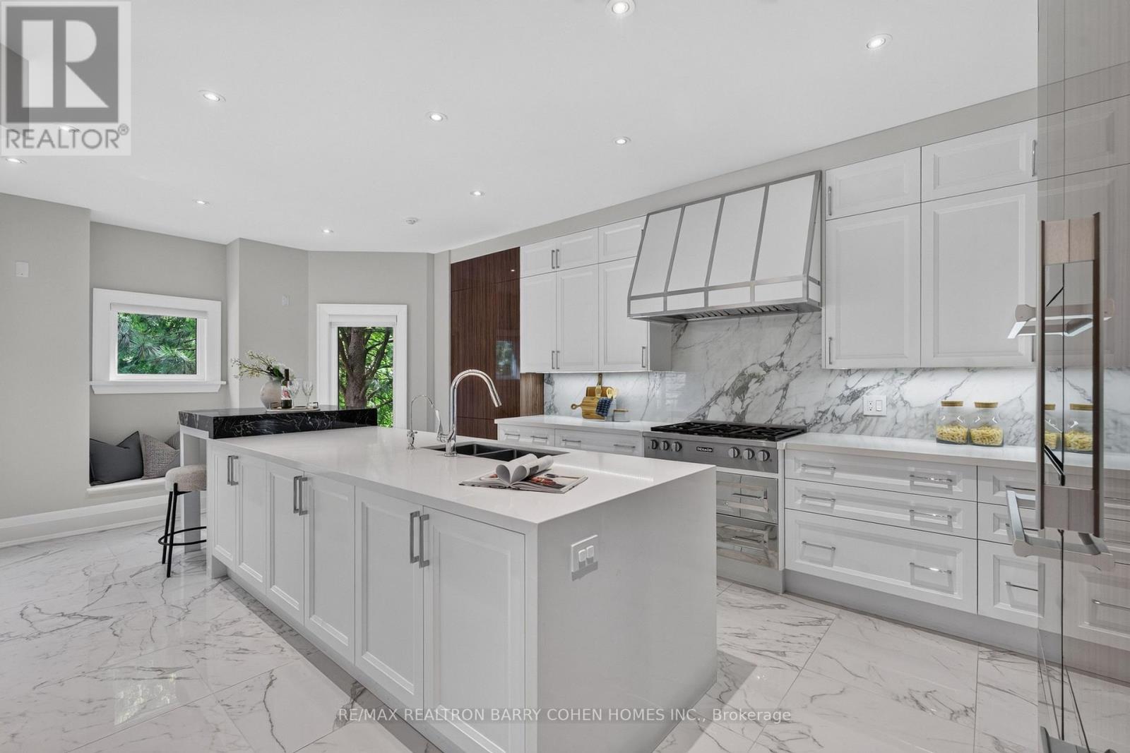33 Munro Boulevard, Toronto, ON - Indoor Photo Showing Kitchen With Upgraded Kitchen