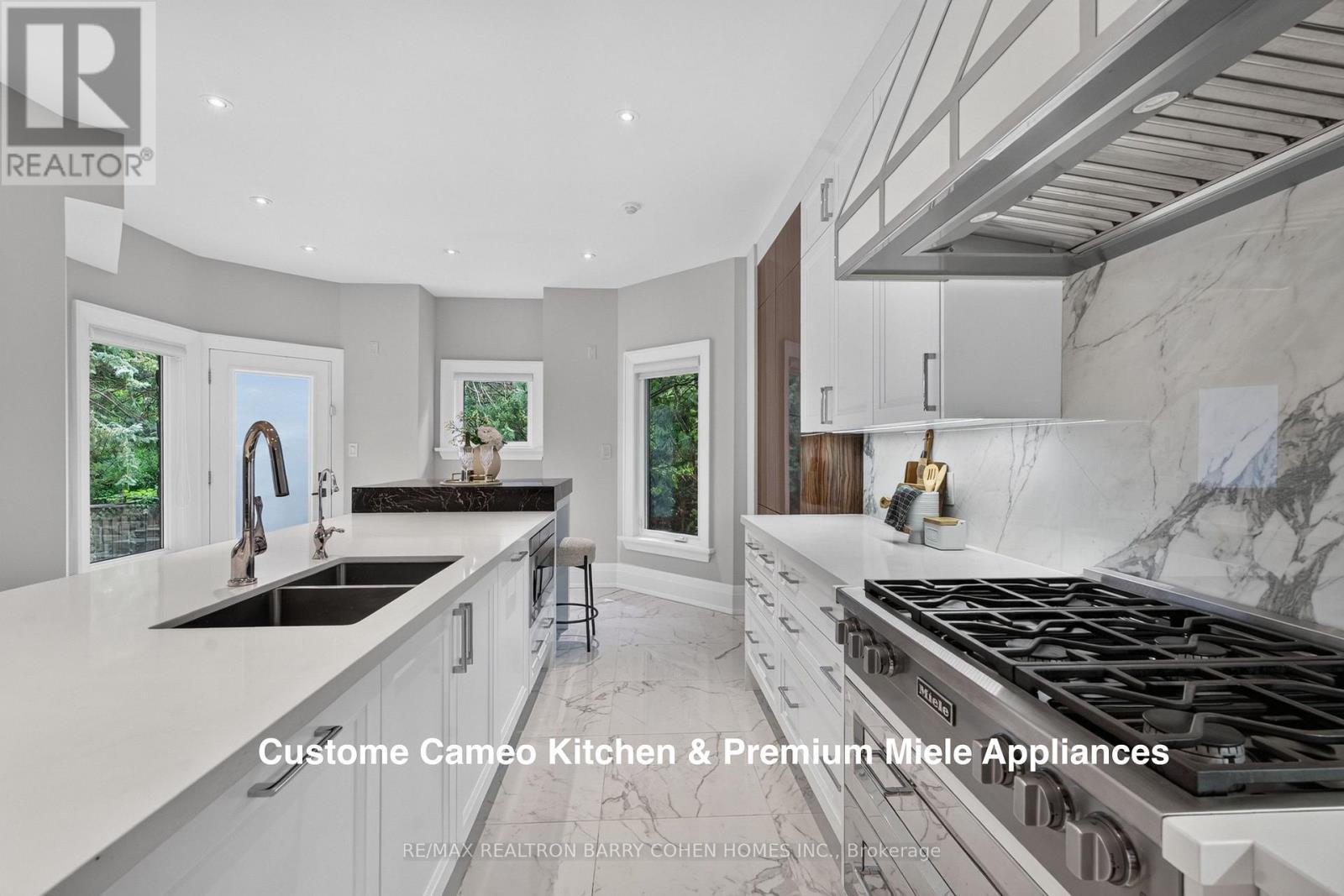 33 Munro Boulevard, Toronto, ON - Indoor Photo Showing Kitchen With Double Sink With Upgraded Kitchen