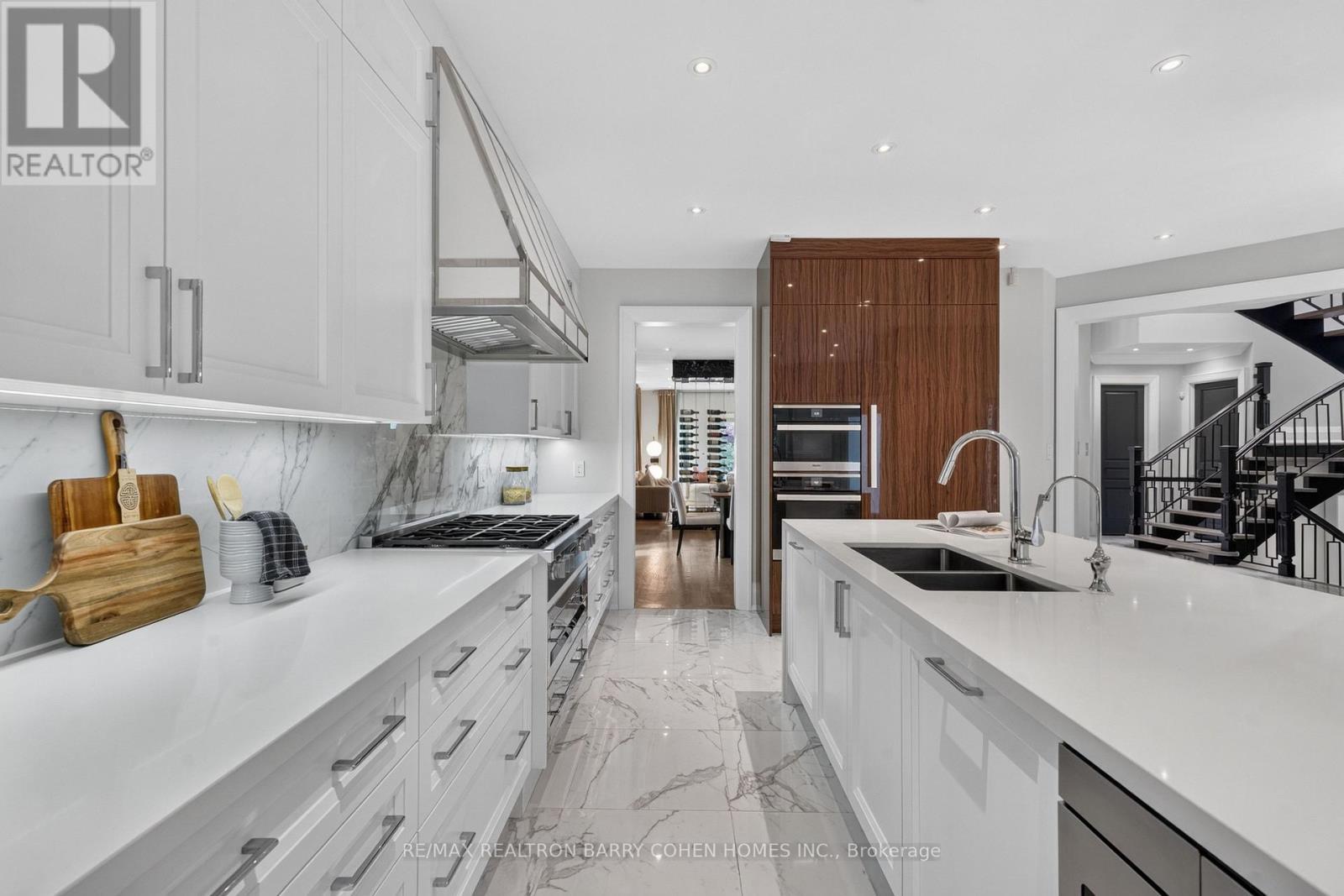 33 Munro Boulevard, Toronto, ON - Indoor Photo Showing Kitchen With Double Sink With Upgraded Kitchen