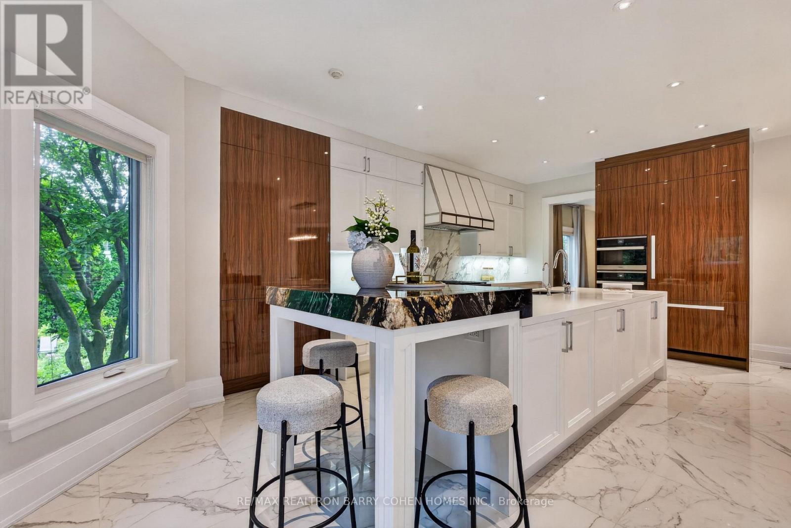 33 Munro Boulevard, Toronto, ON - Indoor Photo Showing Kitchen