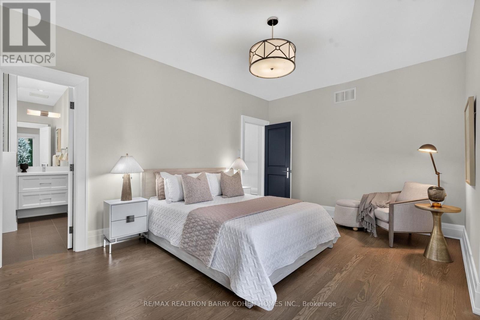 33 Munro Boulevard, Toronto, ON - Indoor Photo Showing Bedroom