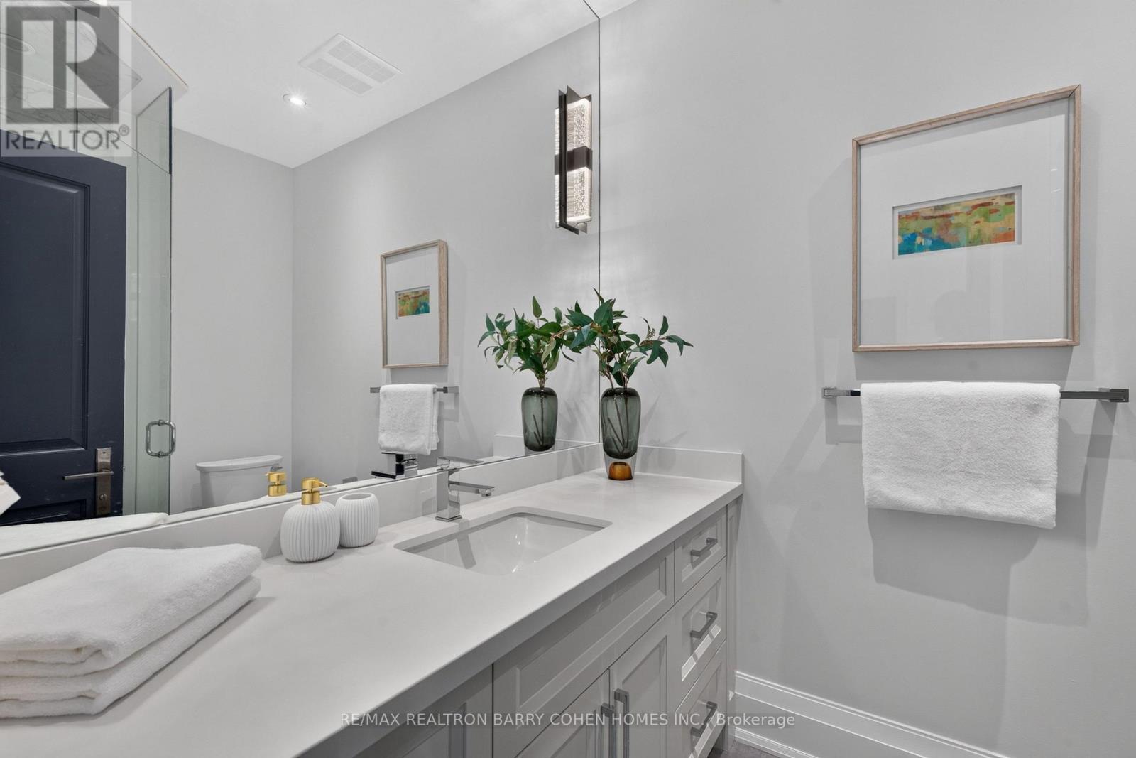 33 Munro Boulevard, Toronto, ON - Indoor Photo Showing Bathroom