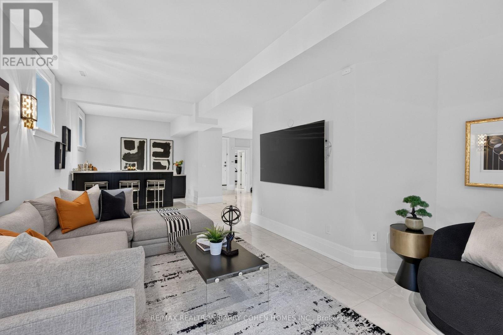 33 Munro Boulevard, Toronto, ON - Indoor Photo Showing Living Room