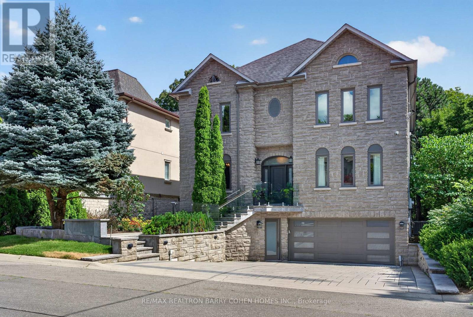 33 Munro Boulevard, Toronto, ON - Outdoor With Facade